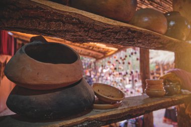 Markette el yapımı seramik, kırsal ahşap raflar. Kil plaka ahşap bir raftadır.