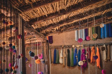 Cusco, Peru yakınlarındaki geleneksel bir tekstil dokuma merkezinde doğal boyalı yün.