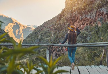 Kutsal Peru Vadisi 'nde İnkalar tarafından inşa edilen Pisac Arkeolojik Kompleksinin panoramik bir görüntüsü..