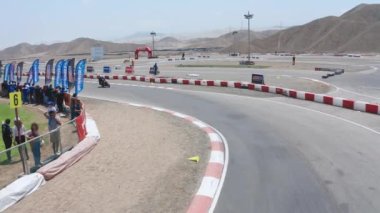 Yarış Şampiyonası. La Chutana Motopark Peru. Birden fazla kategoride ulusal motosiklet yarışı. Yüksek kalite 4k görüntü