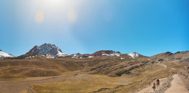 Gökkuşağı Dağı 'na giden Vinicunca Patikası' nda turistik destek için atı olan bir işçi. Andes Cordillera 'daki Cerro Colorado Vadisi' nde yaşayan geleneksel insanlar..