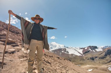 Gökkuşağı Dağı Peru Güney Amerika 'nın muhteşem manzarasının tadını çıkaran kadın. Deniz seviyesinden 5200 metre yükseklikte..