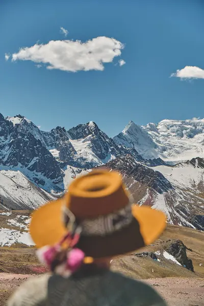 Женщина Стоящая Горе Аусангате Перу Всеми Андами Заднем Плане Высота — стоковое фото