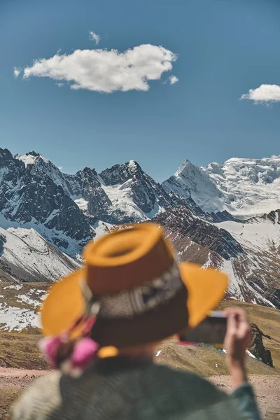 Женщина Стоящая Горе Аусангате Перу Всеми Андами Заднем Плане Высота — стоковое фото
