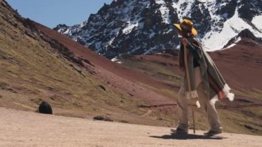 Gökkuşağı Dağı Peru Güney Amerika 'nın muhteşem manzarasının tadını çıkaran kadın. Deniz seviyesinden 5200 metre yükseklikte..