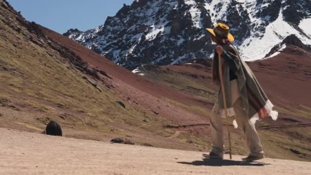 Kvinna Njuter Den Magnifika Utsikten Över Rainbow Mountain Peru Sydamerika — Stockvideo