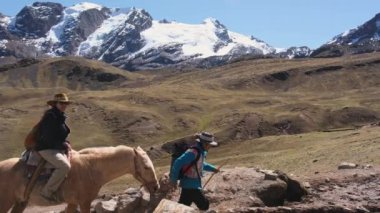 Gökkuşağı Dağı 'na giden Vinicunca Patikası' nda turistik destek için atı olan bir işçi. Andes Cordillera 'daki Cerro Colorado Vadisi' nde yaşayan geleneksel insanlar..