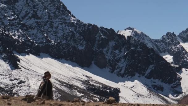 Женщина Наслаждается Великолепным Видом Радужную Гору Перу Южная Америка Высота — стоковое видео