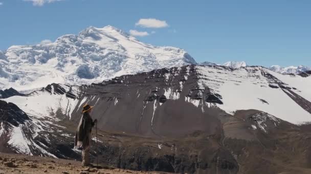 Viajante Hipster Menina Chapéu Com Mochila Explorando Neblina Ensolarada Montanha — Vídeo de Stock