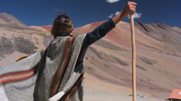 Vrouw Die Berg Van Peruaanse Andes Staat Met Hele Lucht — Stockvideo