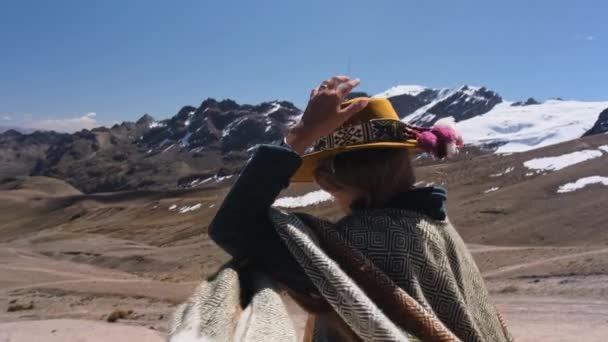 南アメリカのアンデス クスコ ペルーの考察に座っている一人 — ストック動画