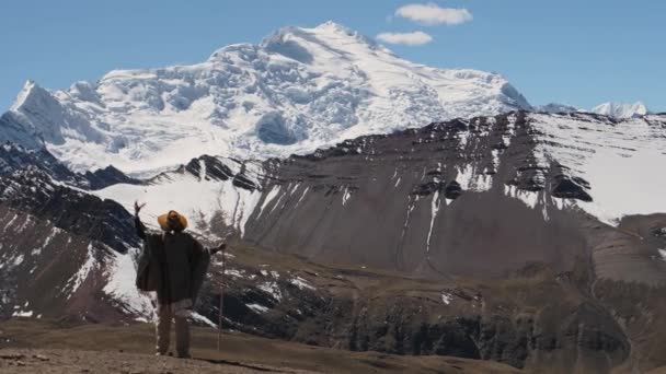 Одна Людина Сидить Спогляданні Анд Південній Америці Куско Перу — стокове відео