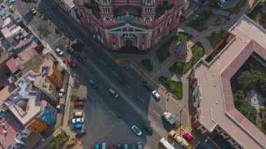 Lima, Peru 'daki bir kilisenin insansız hava aracı görüntüsü. Magdalena del mar bölgesinde, Bakire Meryem heykeli ve kamera ile kubbe, ufukta birçok bina ve okyanusu gösteriyor.