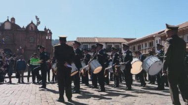 İnti Raymi 'den önceki askeri geçit töreni. İnka kültürünün tatilleri, Cusco. Peru.