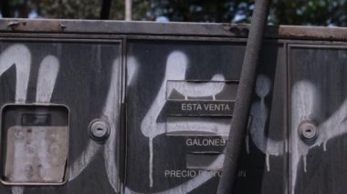 Petrol krizi, yeşil teknolojinin yeni çağı, elektrikli arabaların eskidiği benzin istasyonu.