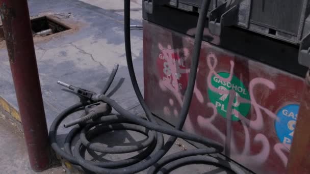 Ölkrise Neue Ära Grüner Technologie Veraltete Tankstelle Durch Elektroautos — Stockvideo