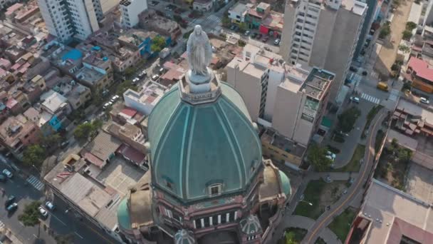 ペルーのリマにある教会のドローンビュー マグダレナ マルの地区では ヴァージン マリー像とカメラが描かれたドームが 地平線に多くの建物や海を見せています — ストック動画