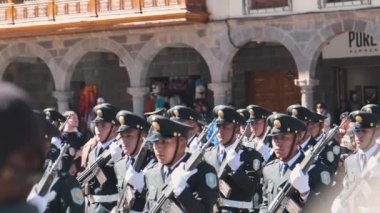 İnti Raymi 'den önceki askeri geçit töreni. İnka kültürünün tatilleri, Cusco. Peru.