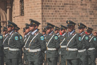İnti Raymi 'den önceki askeri geçit töreni. İnka kültürünün tatilleri, Cusco. Peru.