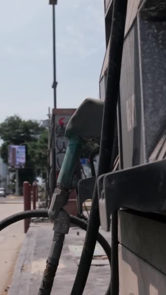 Нефтяной Кризис Новая Эра Зеленых Технологий Автозаправочная Станция Устарела Электромобилей — стоковое видео