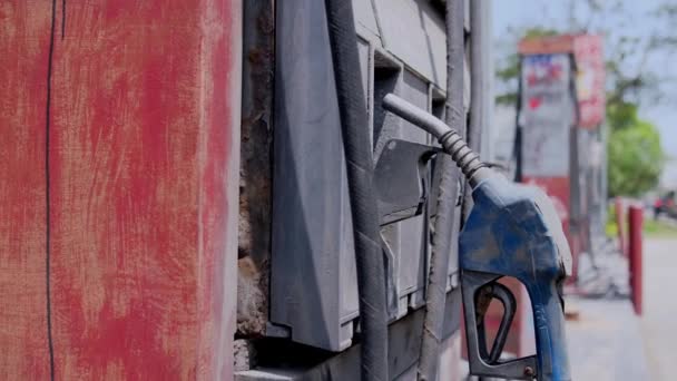Πετρελαϊκή Κρίση Νέα Εποχή Της Πράσινης Τεχνολογίας Βενζινάδικο Παρωχημένο Από — Αρχείο Βίντεο