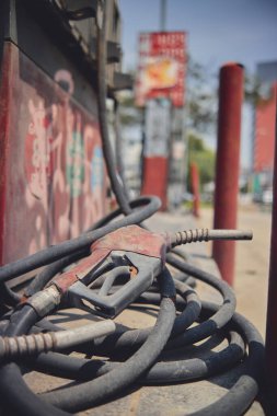 Petrol krizi, yeşil teknolojinin yeni çağı, elektrikli arabaların eskidiği benzin istasyonu.