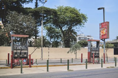 Petrol krizi, yeşil teknolojinin yeni çağı, elektrikli arabaların eskidiği benzin istasyonu.