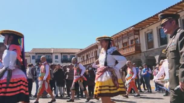 インティ レイミによるクスコ大聖堂の典型的なダンスのパレード — ストック動画
