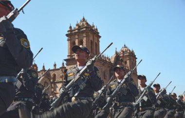 İnti Raymi 'den önceki askeri geçit töreni. İnka kültürünün tatilleri, Cusco. Peru.