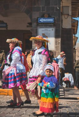 İnti Raymi 'nin Cusco Katedrali' nde tipik danslar geçidi