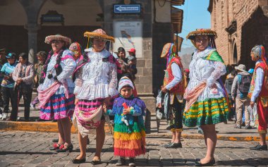 İnti Raymi 'nin Cusco Katedrali' nde tipik danslar geçidi