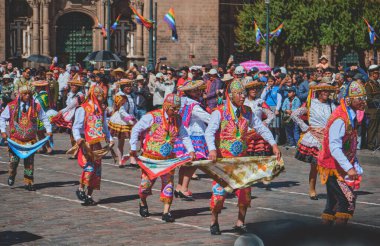 İnti Raymi 'nin Cusco Katedrali' nde tipik danslar geçidi