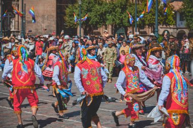 İnti Raymi 'nin Cusco Katedrali' nde tipik danslar geçidi