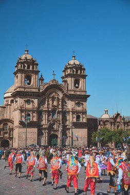 İnti Raymi 'nin Cusco Katedrali' nde tipik danslar geçidi