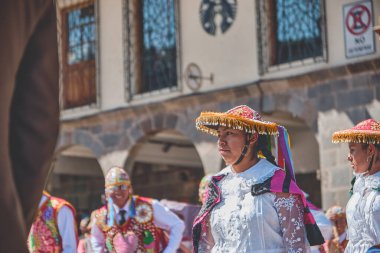 İnti Raymi 'nin Cusco Katedrali' nde tipik danslar geçidi