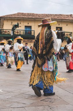 İnti Raymi 'nin Cusco Katedrali' nde tipik danslar geçidi