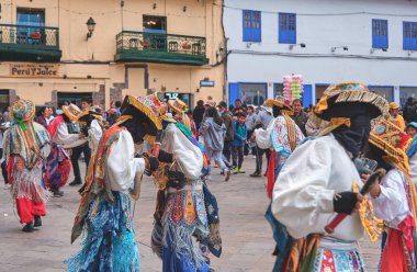İnti Raymi 'nin Cusco Katedrali' nde tipik danslar geçidi