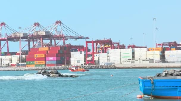 Piccola Barca Pesca Vicino Molo Container Nel Porto Callao — Video Stock