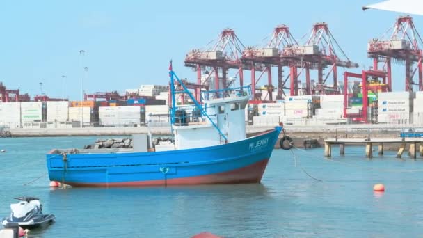 Malá Rybářská Loď Poblíž Doku Kontejnerů Přístavu Callao — Stock video