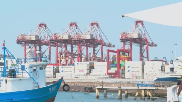 Kapal Nelayan Kecil Dekat Dermaga Dan Kontainer Pelabuhan Callao — Stok Video