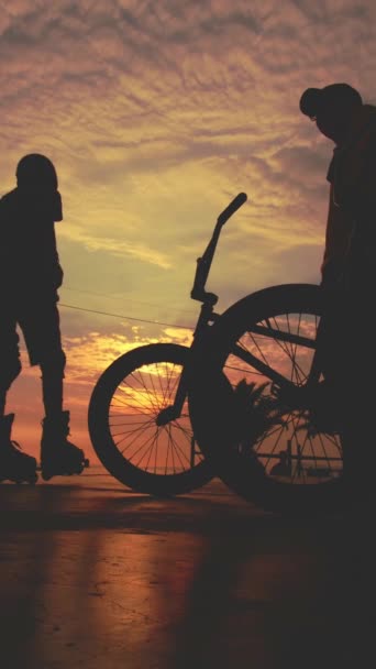 Bmx Ποδήλατο Ψηλά Στον Αέρα Νεαρός Κάνει Άλμα Ράμπα Κόλπο — Αρχείο Βίντεο