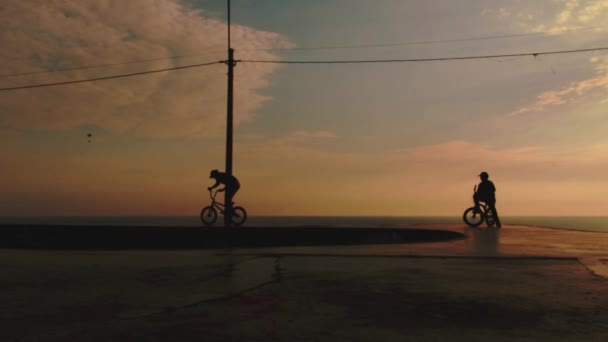 Bmx Motoru Havada Yüksekte Genç Adam Gün Batımında Bmx Bisikleti — Stok video