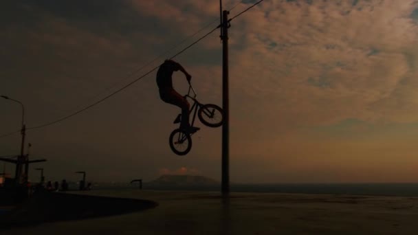 Bmx Bike High Air Young Man Doing Ramp Jump Stunt — Stock Video