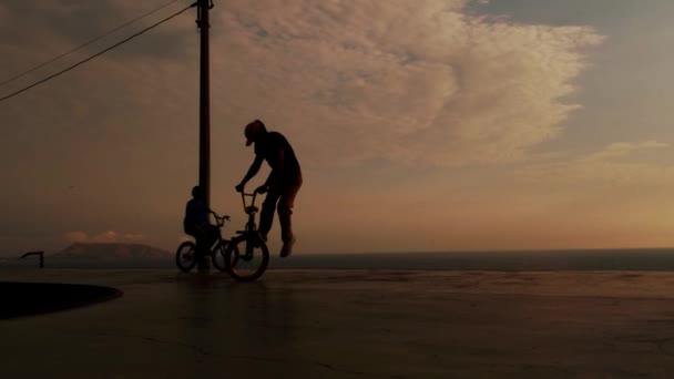 Bmx Bike High Air Молодой Человек Делает Прыжок Трамплина Велосипеде — стоковое видео