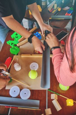 Ofiste takım oluşturma aktiviteleri. Arkadaşlık, takım oluşturma ve takım çalışması kavramı..