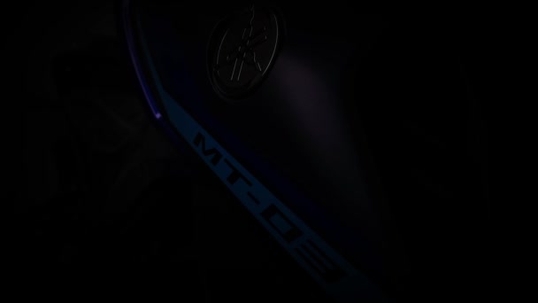 Zbliżenie Szarym Metalowym Logo Motocykla Yamaha Mt03 Gra Światła Cienia — Wideo stockowe