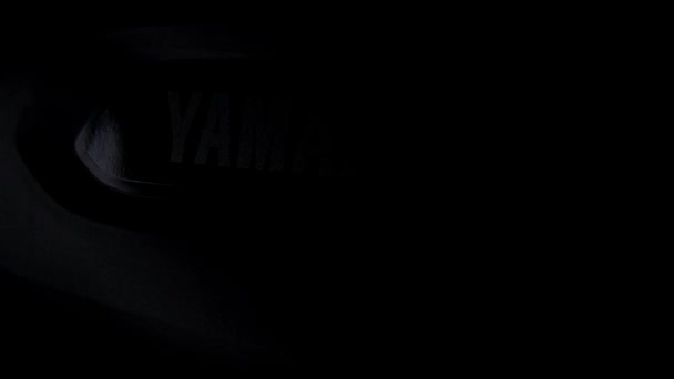 Nahaufnahme Des Grauen Metall Logos Des Yamaha Motorrads Das Spiel — Stockvideo