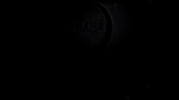 接近雅马哈摩托车的灰色金属标志 光影的游戏 — 图库视频影像