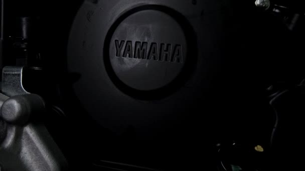 Zamknij Się Szarym Metalowym Logo Silnika Yamaha Motocykla Gra Światła — Wideo stockowe