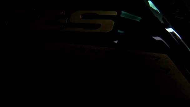 接近雅马哈摩托车Fz的灰色金属标志 光影的游戏 — 图库视频影像